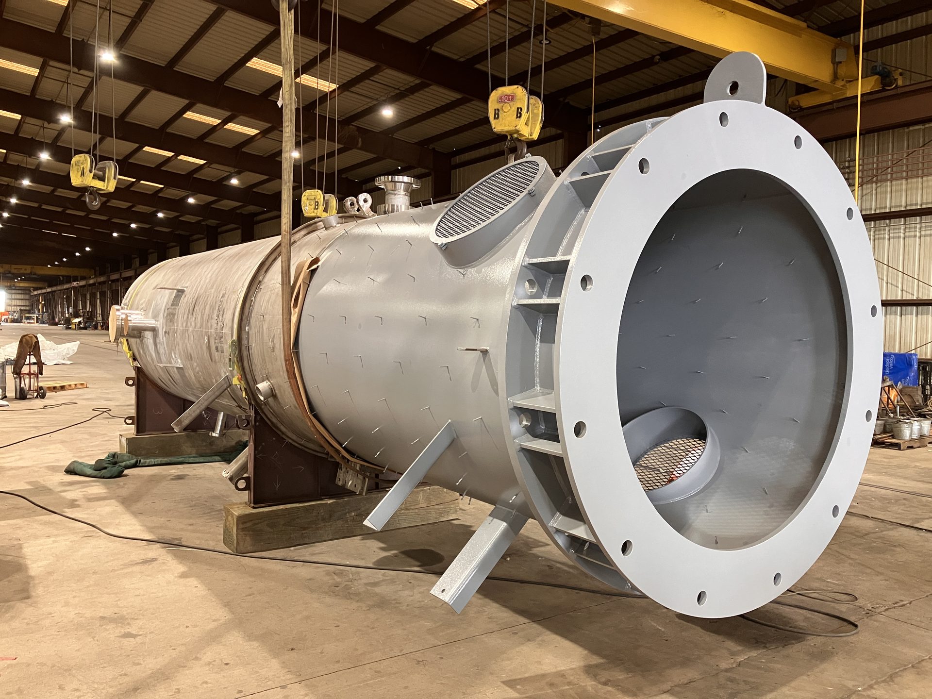 Large separator vessel in the fabrication shop